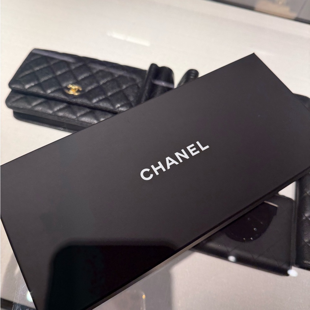 CHANEL Elegant Black Leather Gloves with Iconic Emblem - Picture 8 of 8